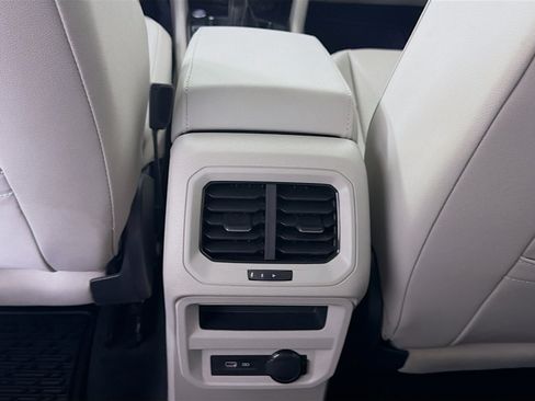 Used 2023 Volkswagen Tiguan SE w/ Panoramic Sunroof Package FWD image 26