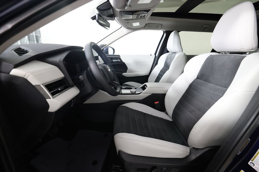 Used 2025 Mitsubishi Outlander SE FWD image 16