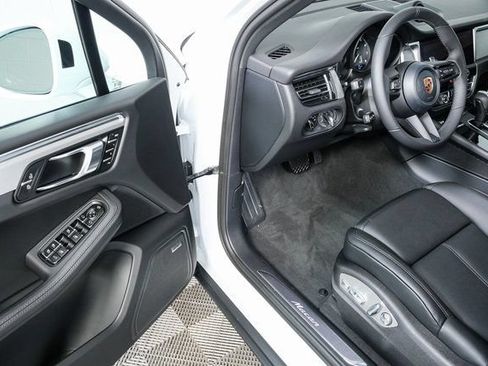 Certified 2026 Porsche Macan AWD/4WD image 8