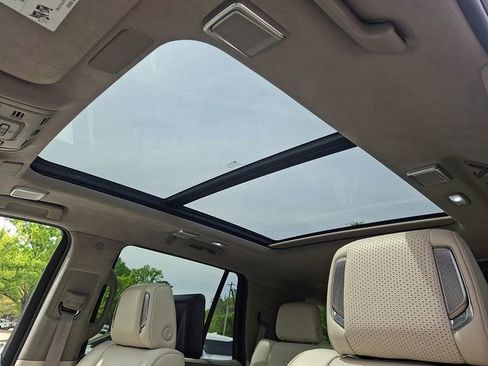 Used 2022 Cadillac Escalade Premium Luxury Platinum image 17