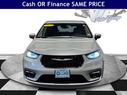 Used 2023 Chrysler Pacifica Touring-L FWD image 3