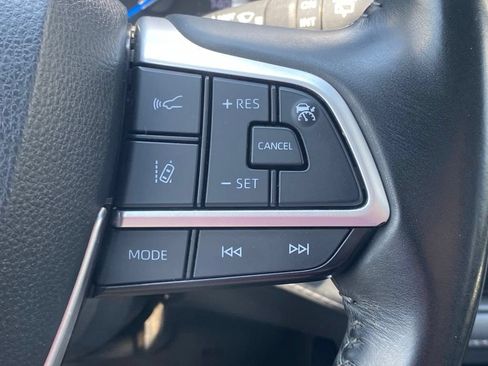 Used 2022 Toyota Highlander XLE AWD/4WD image 30