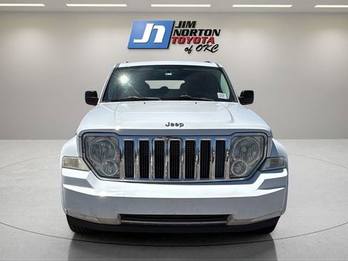 Used 2011 Jeep Liberty Limited w/ Tire & Wheel Group AWD/4WD image 2