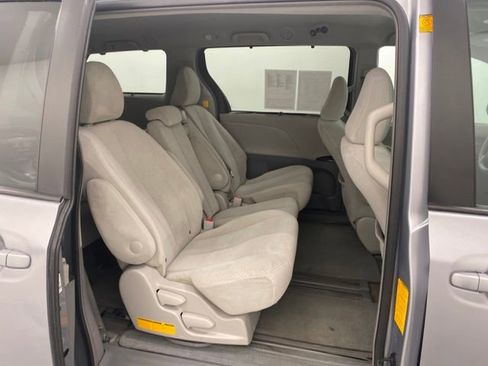 Used 2012 Toyota Sienna LE image 31