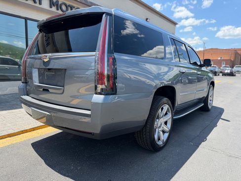 Used 2018 Cadillac Escalade ESV Luxury RWD image 3