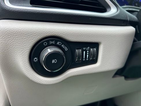 Used 2022 Chrysler Pacifica Touring-L FWD image 13