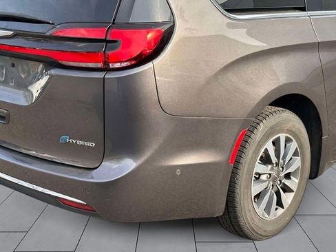 Used 2022 Chrysler Pacifica Touring-L w/ Uconnect Theater Family Group FWD image 11