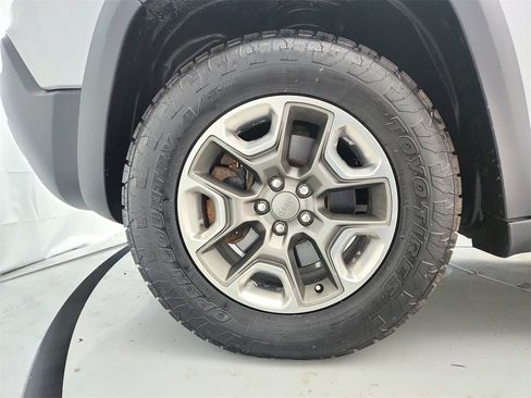 Used 2019 Jeep Cherokee Trailhawk w/ Comfort & Convenience Group image 36