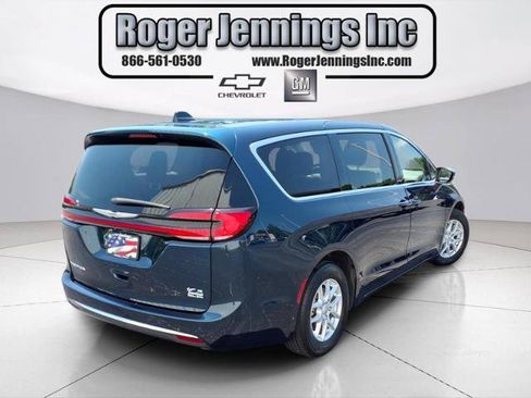 Used 2023 Chrysler Pacifica Touring-L FWD image 4