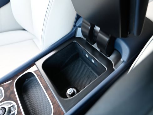 Used 2022 Bentley Bentayga image 32
