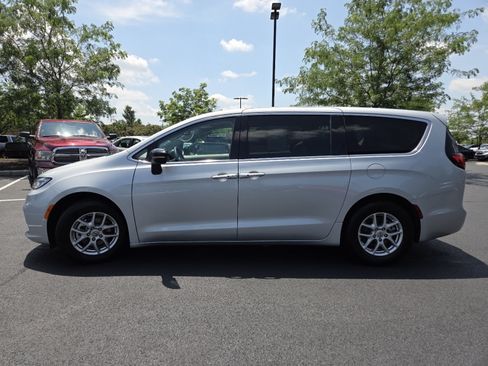 Used 2024 Chrysler Pacifica Touring-L FWD image 15