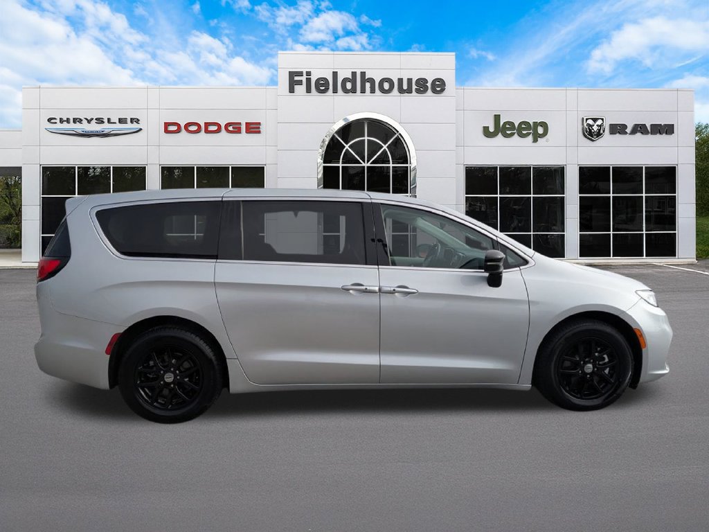 Used 2024 Chrysler Pacifica Touring-L FWD image 4