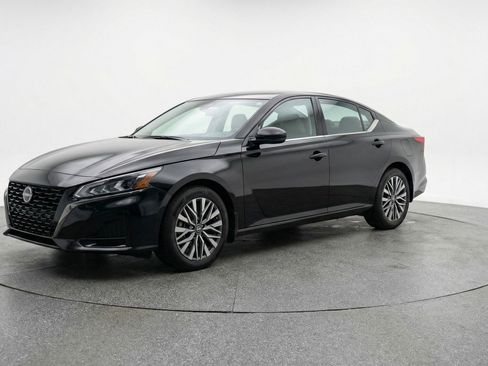 Used 2025 Nissan Altima 2.5 SV image 3