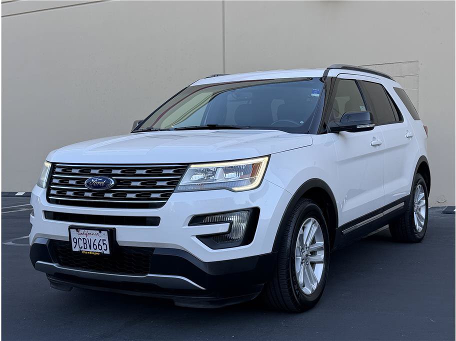 Used 2016 Ford Explorer XLT w/ Equipment Group 201A FWD image 3