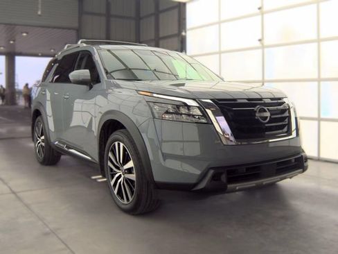 Certified 2025 Nissan Pathfinder Platinum w/ Cargo Package FWD image 11