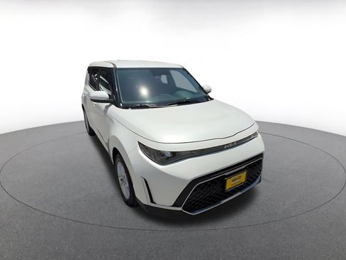 Used 2025 Kia Soul LX w/ LX Technology Package FWD image 3