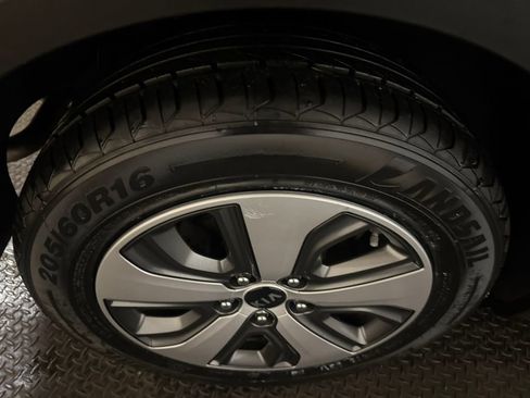 Used 2019 Kia Niro LX image 17