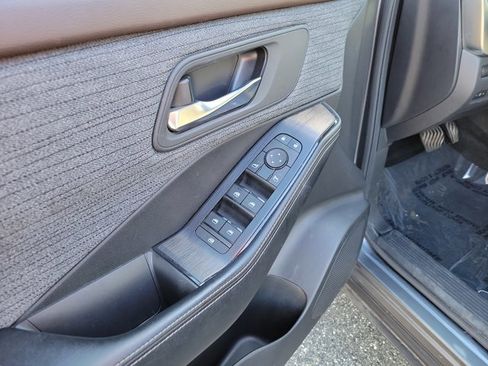 Used 2023 Nissan Rogue SV image 16