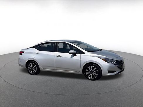 Used 2025 Nissan Versa SV image 2