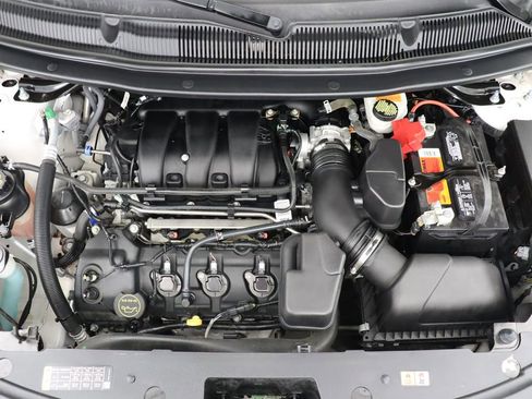 Used 2018 Ford Explorer XLT w/ Equipment Group 202A FWD image 12