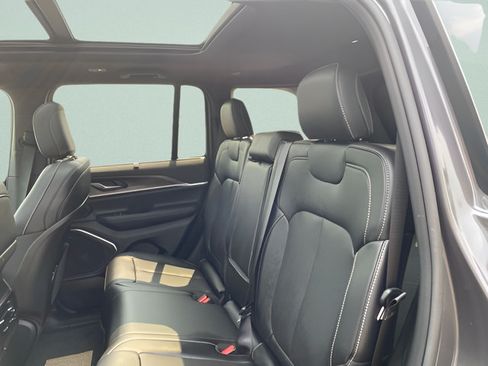 Used 2025 Jeep Grand Cherokee Limited w/ Luxury Tech Group II AWD/4WD image 16