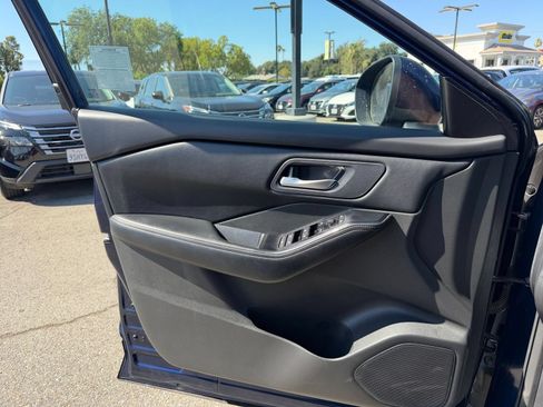 Used 2025 Nissan Rogue SV AWD/4WD image 18