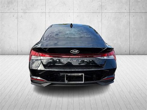 Used 2023 Hyundai Elantra SEL image 3