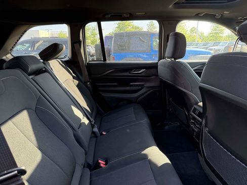 Used 2024 Jeep Grand Cherokee Laredo X w/ Luxury Tech Group I AWD/4WD image 17