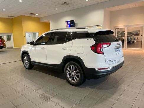 Used 2023 GMC Terrain SLT image 3