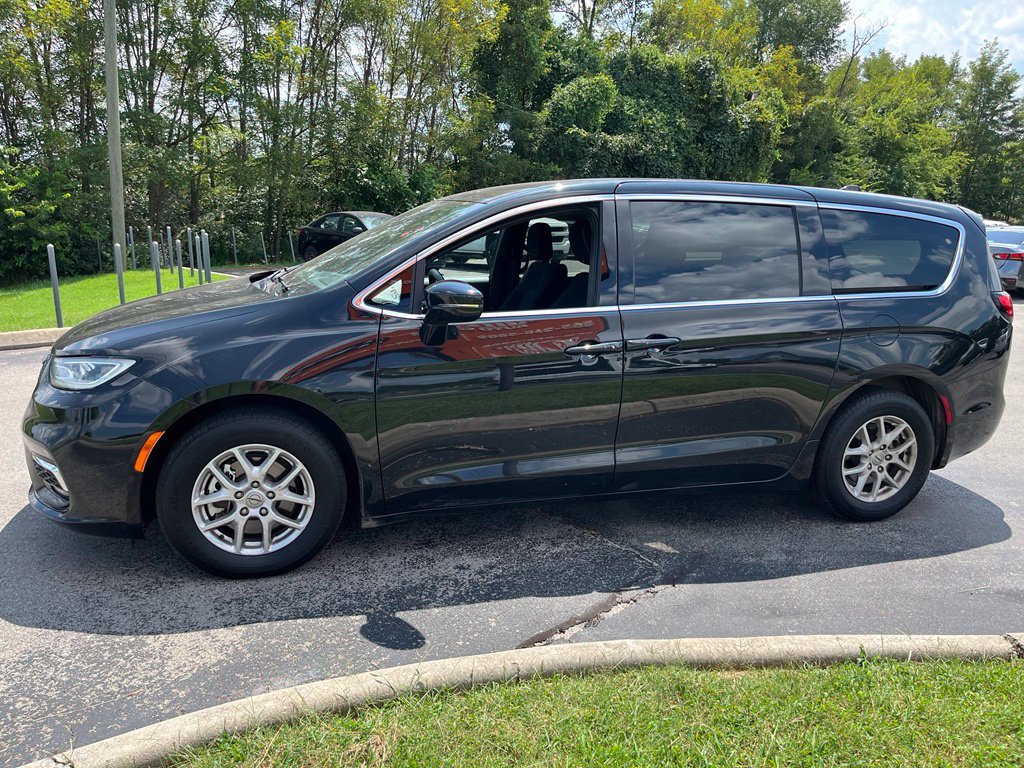 Used 2024 Chrysler Pacifica Touring FWD image 5