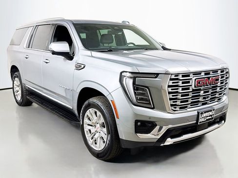 Used 2025 GMC Yukon XL Denali AWD/4WD image 3