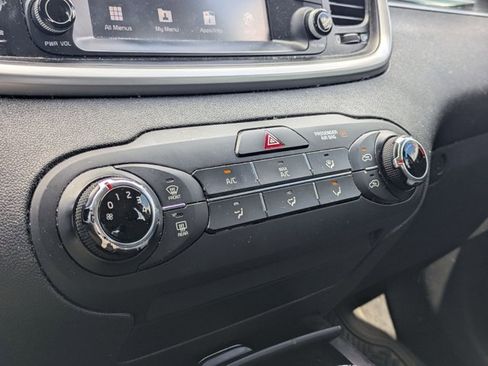 Used 2020 Kia Sorento LX image 9