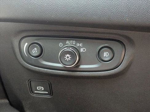 Used 2024 GMC Terrain SLT FWD image 11