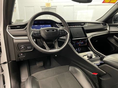 Certified 2023 Jeep Grand Cherokee Altitude AWD/4WD image 9