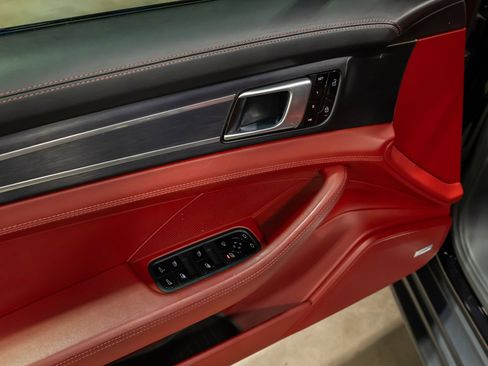 Used 2020 Porsche Panamera GTS image 40