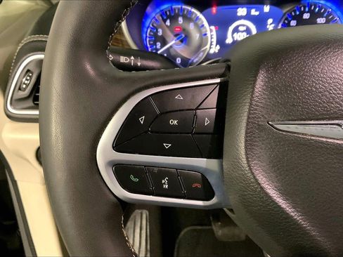 Used 2023 Chrysler Pacifica Limited image 18