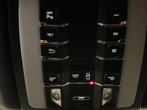 Used 2018 Porsche Macan image 44