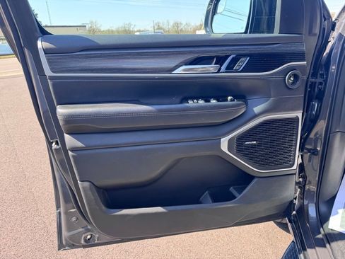 Used 2023 Jeep Wagoneer L Series II AWD/4WD image 7