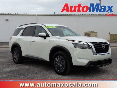Used 2025 Nissan Pathfinder SV FWD image 1