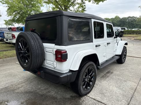 Used 2022 Jeep Wrangler Unlimited Sahara w/ Cold Weather Group AWD/4WD image 7