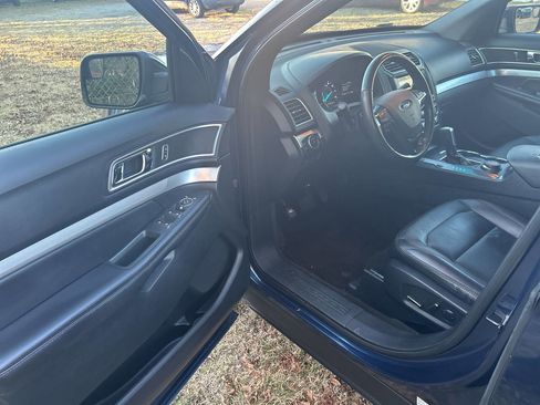 Used 2017 Ford Explorer XLT w/ Equipment Group 202A image 7