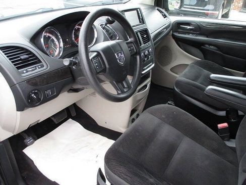 Used 2018 Dodge Grand Caravan SE w/ UConnect Hands-Free Group FWD image 10