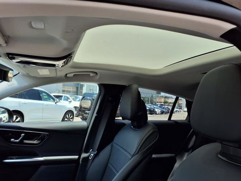 Used 2025 Mercedes-Benz GLC 300 4MATIC image 11