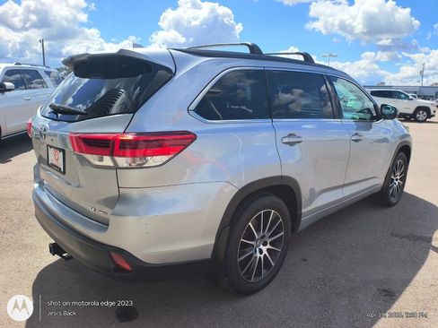 Used 2018 Toyota Highlander SE w/ Carpet Mat Package (TMS) AWD/4WD image 6