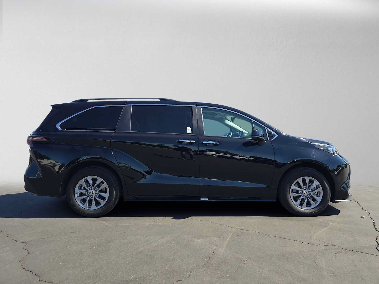 Certified 2026 Toyota Sienna XLE FWD image 2