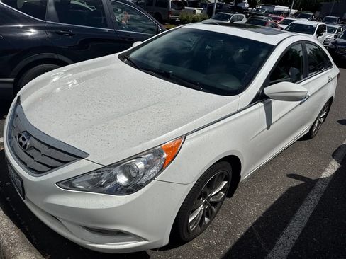 Used 2013 Hyundai Sonata SE w/ Navigation & Sunroof Pkg FWD image 2