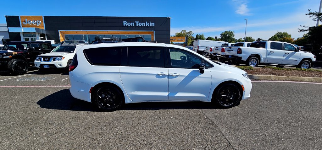Used 2024 Chrysler Pacifica Limited FWD image 17