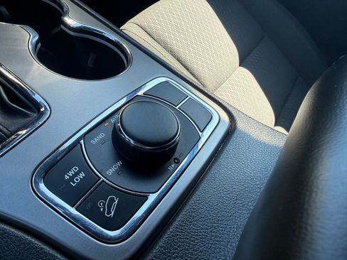 Used 2020 Jeep Grand Cherokee Laredo AWD/4WD image 13