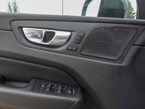 Used 2023 Volvo XC60 B5 Plus image 11