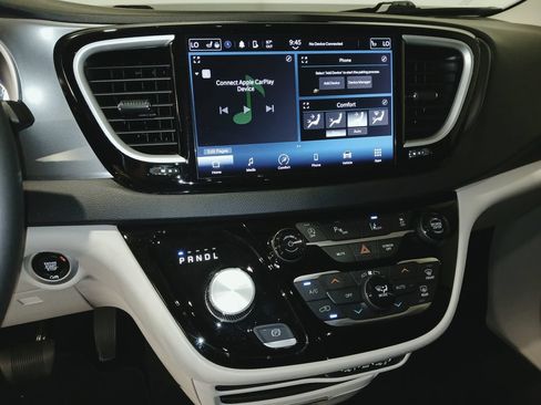 Used 2024 Chrysler Pacifica Touring-L FWD image 19